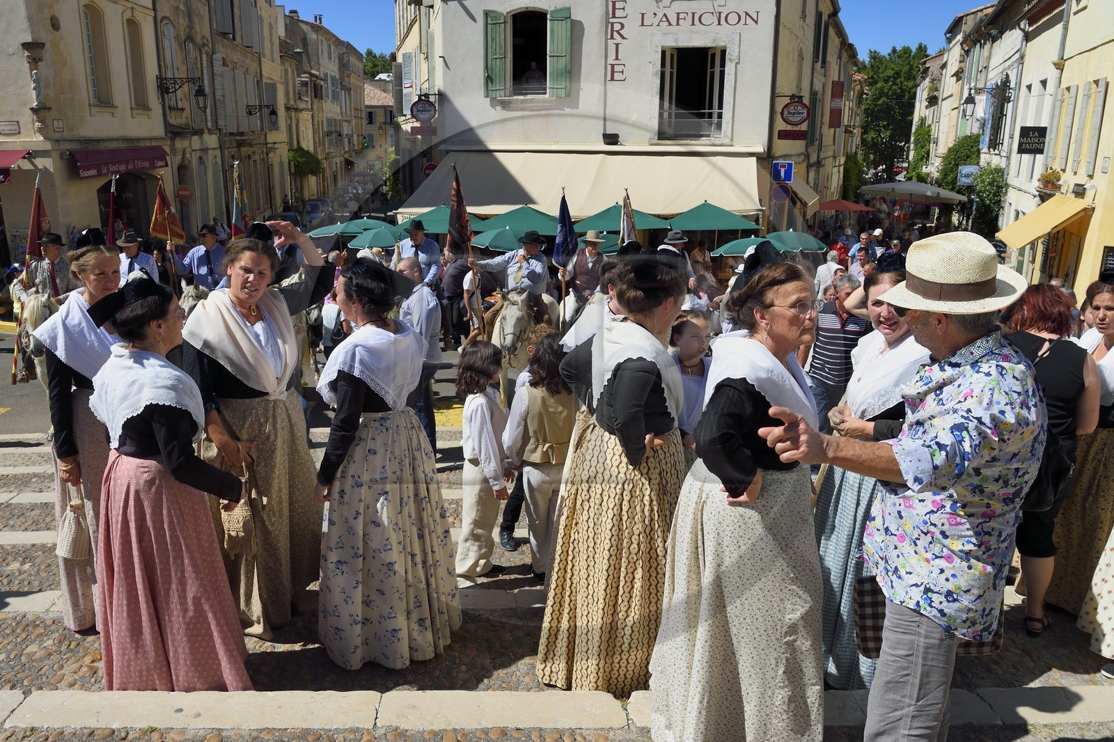 France, Bouches-du-Rhône (13), Arles, la course camarguaise de la Cocarde d'Or aux Arènes, arlésiennes en costume traditionnel
