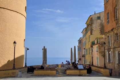 France, Haute-Corse (2B), Bastia, la Citadelle quartier de Terra-Nova, l'ancien palais des gouverneurs génois qui héberge le Musée d'Histoire de Bastia à gauche, terrasse de restaurant sur la place du Donjon
