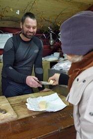 France, Haut-Rhin (68), Kaysersberg, dégustation d'un munster de la Ferme Laurent (produits laitiers bio) à Freland