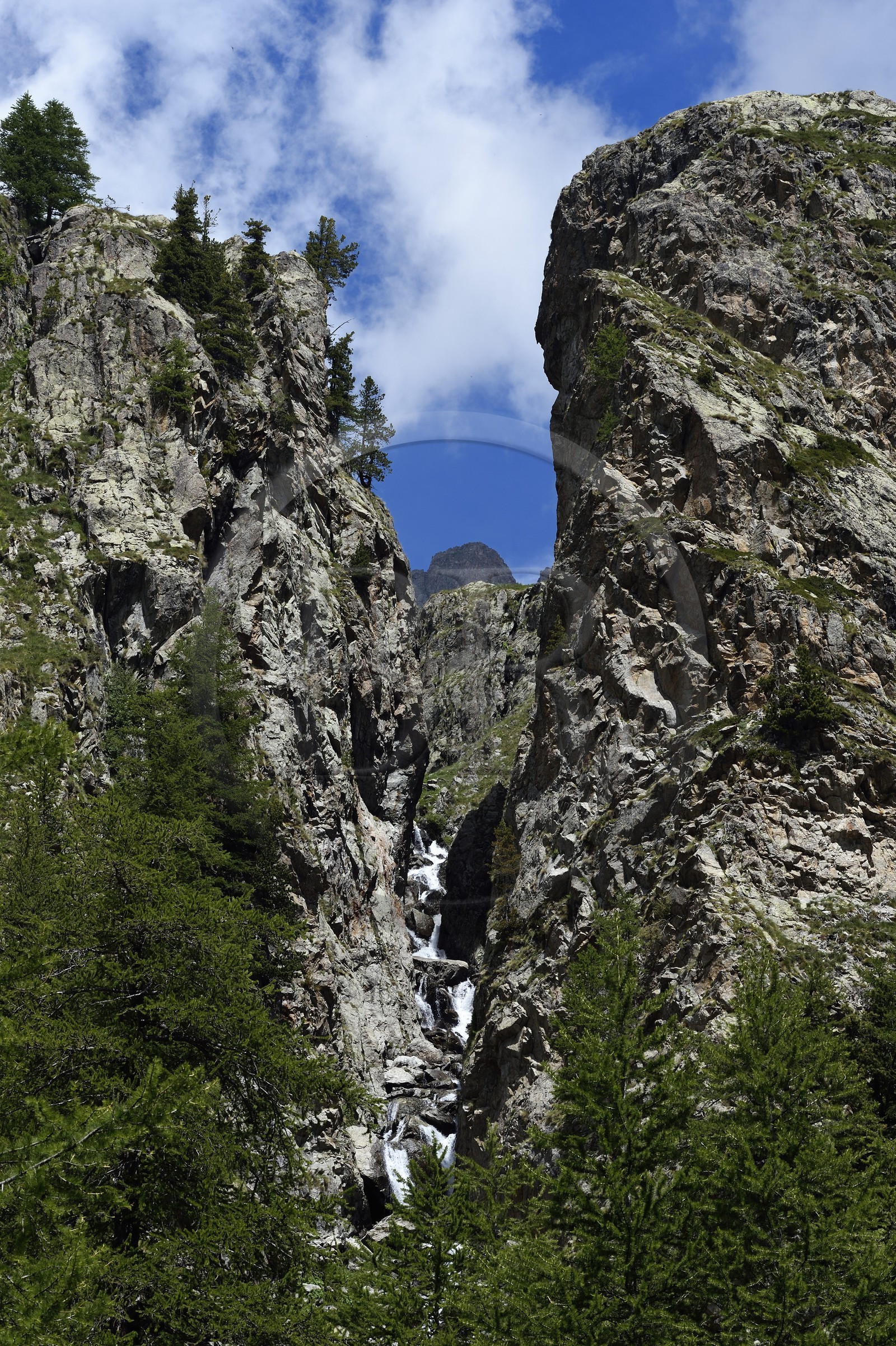 France, Alpes-Maritimes (06), parc national du Mercantour, vallée de la Valmasque, cascade dans le verrou glaciaire