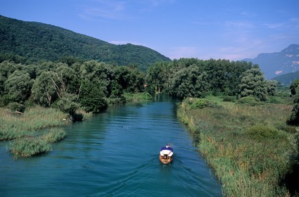 France, Savoie (73), le lac du Bourget, bateau à vapeur Asphodèle II de 1990 sur le canal de Savières (vue aérienne)