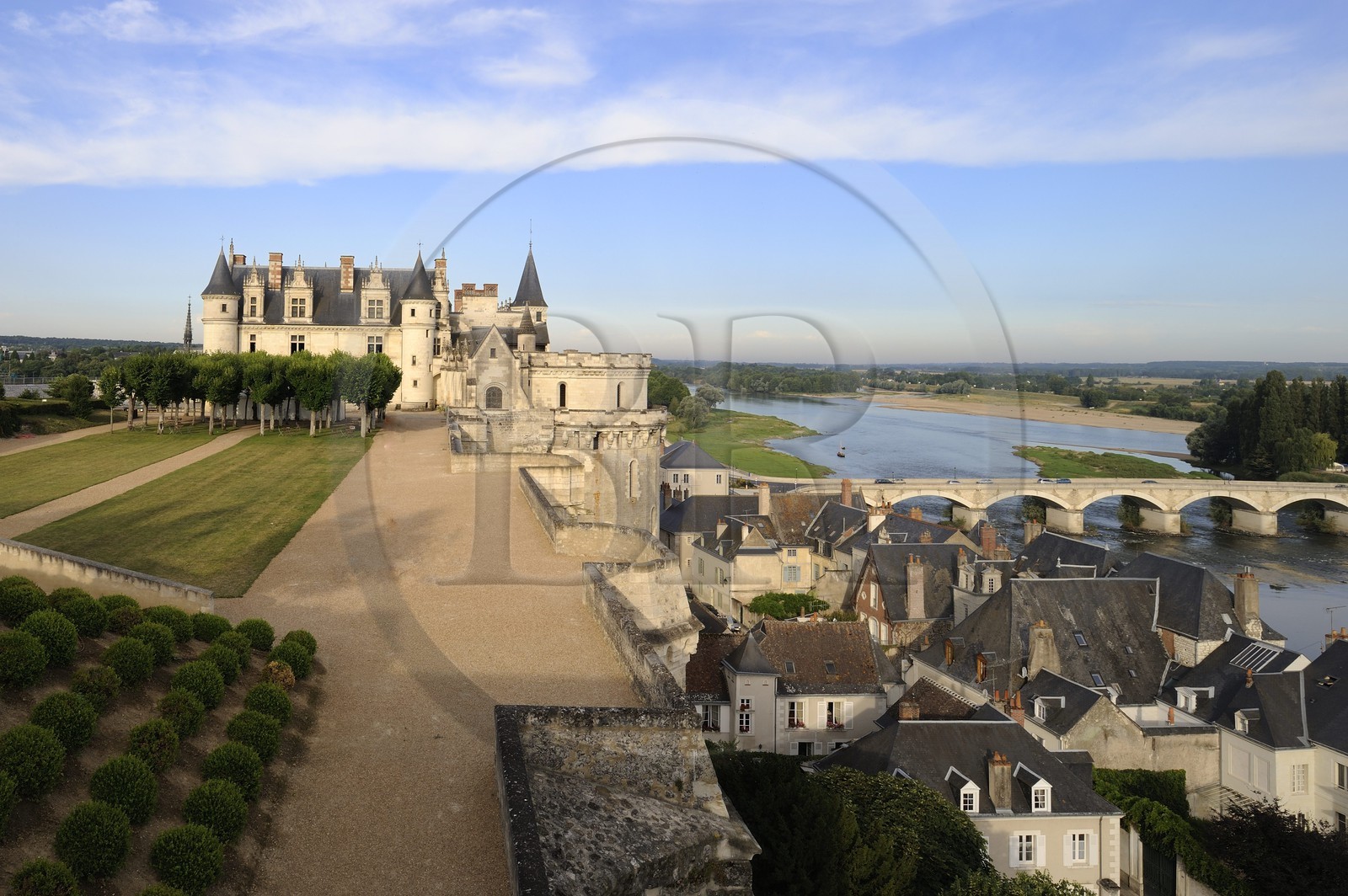 France, Indre et Loire (37), Vallée de la Loire classée Patrimoine mondial de l'UNESCO, château d'Amboise, le logis du Roi et la Tour des Minimes ou Cavalière surplombant la Loire