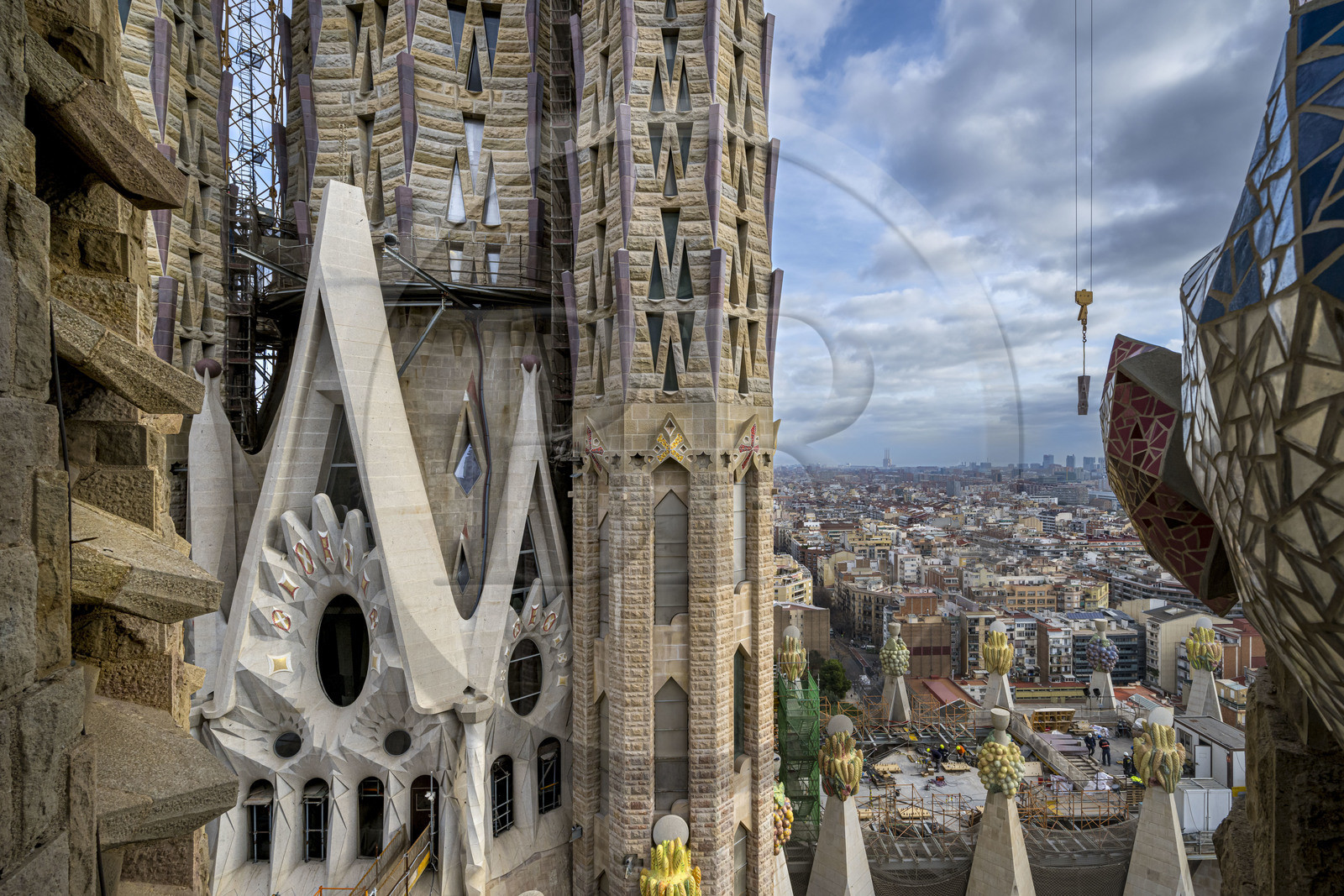 Espagne, Catalogne, Barcelone, quartier de l'Eixample, basilique de la Sagrada Familia de l'architecte du modernisme catalan Antoni Gaudi classée Patrimoine Mondial de l'UNESCO, la tour centrale et sommets surmontés de mosaïques en forme de fruits entourant le chantier sur le toit de la nef à l'arrière de la future facade de la Gloire