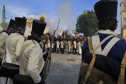 Italie, Ligurie, Sarzana, Napoleon Festival, combats de rue entre des soldat français de la Grande Armée et des soldats autrichiens aux abords de la Citadelle (forteresse Firmafede)