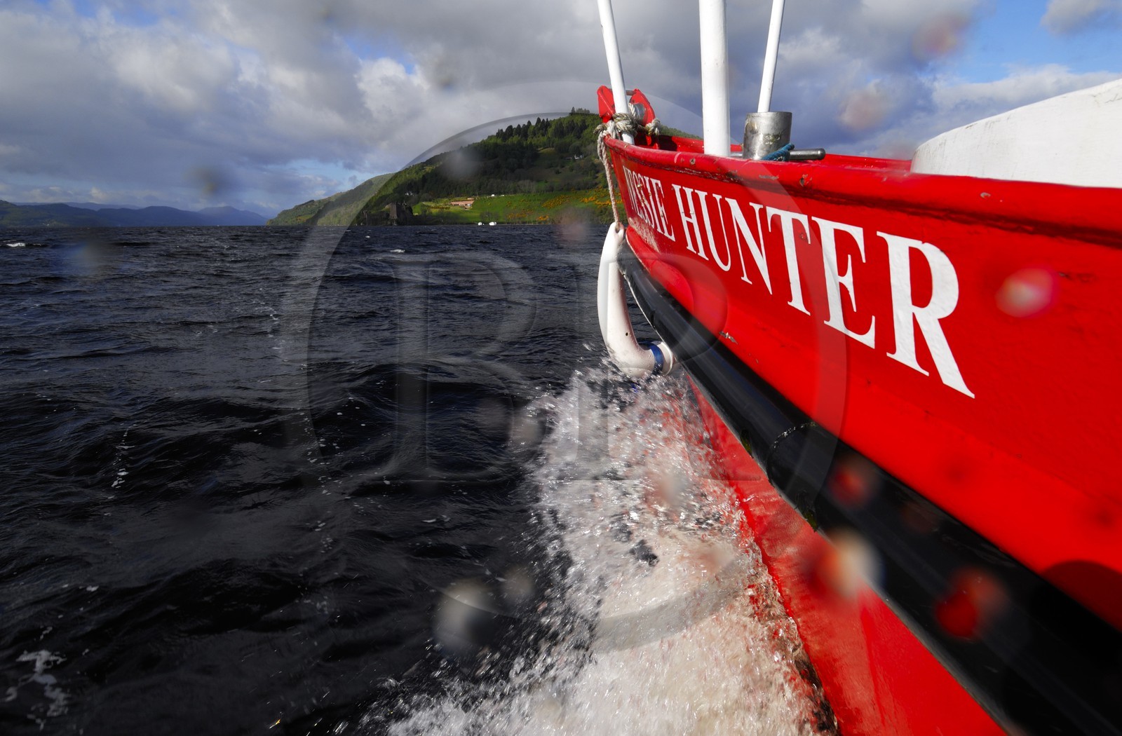 Royaume-Uni, Ecosse, Highlands, le Loch Ness, bateau le chasseur de Nessie voguant sur Urquhart castle