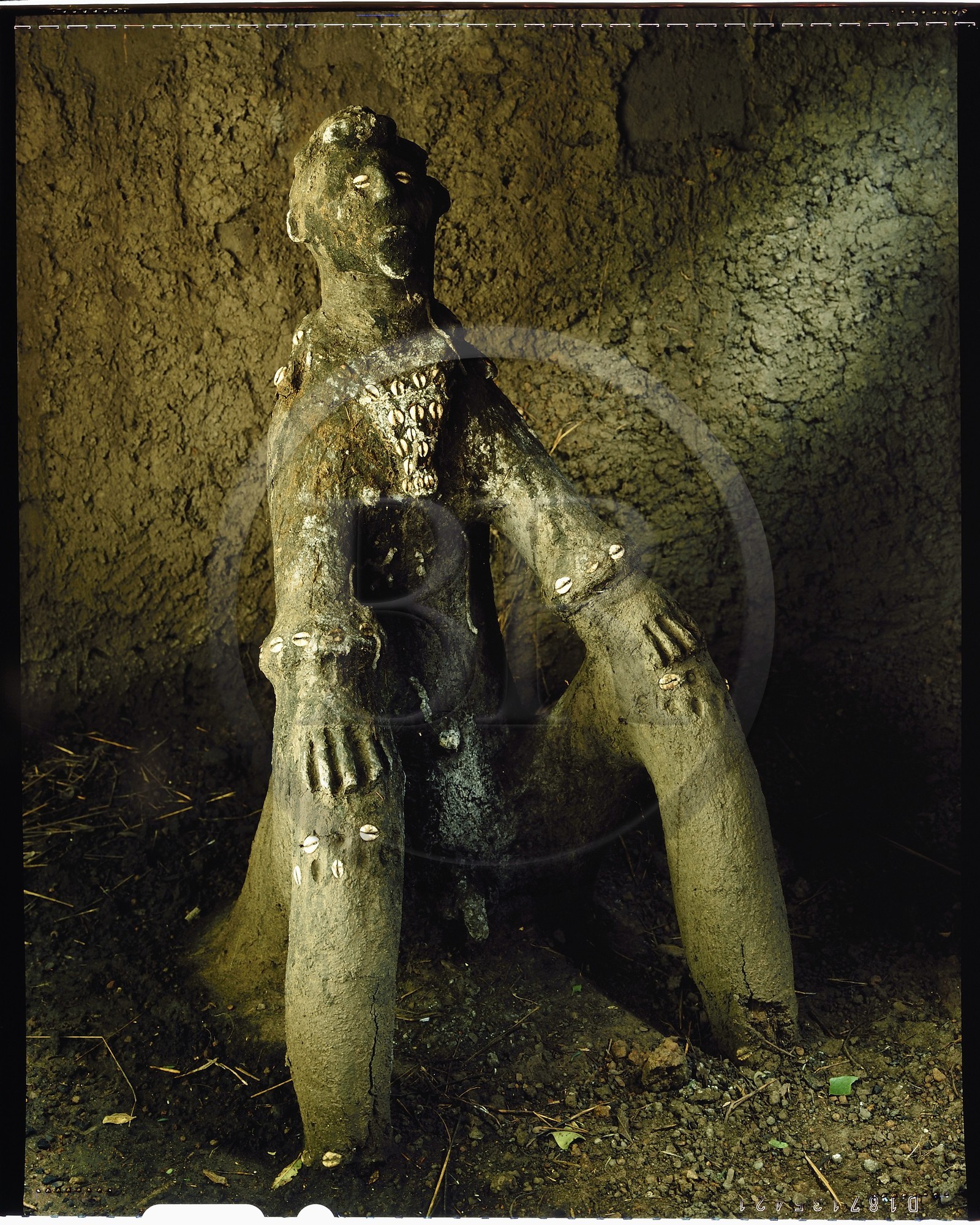 Burkina Faso, province de Poni, pays des Lobi, région de Loropéni, statue d'un des ancêtres du roi Gan au village de Obire, les rois qui ont marqué leur passage par une action d'éclat on le privilège d'avoir une statue érigée en leur mémoire à l'intérieur d'une case personnelle