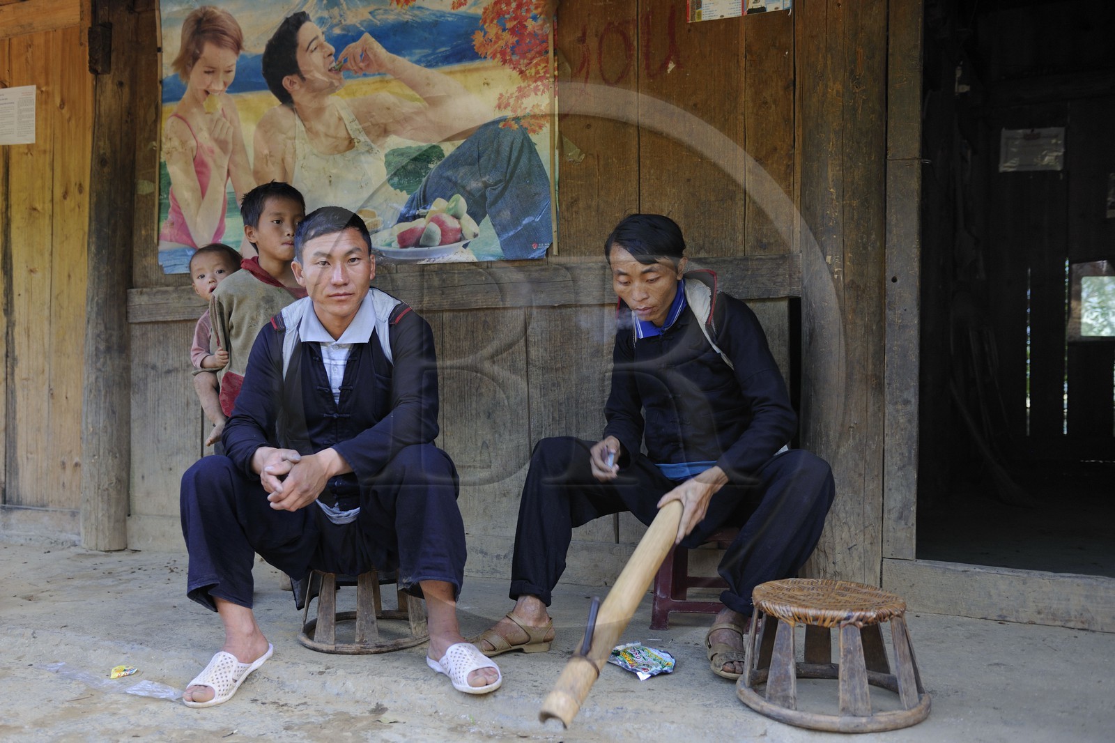 Vietnam, province de Lao Cai, région de Sapa, paysans de la minorité Hmong Noir fumant la pipe à eau bang