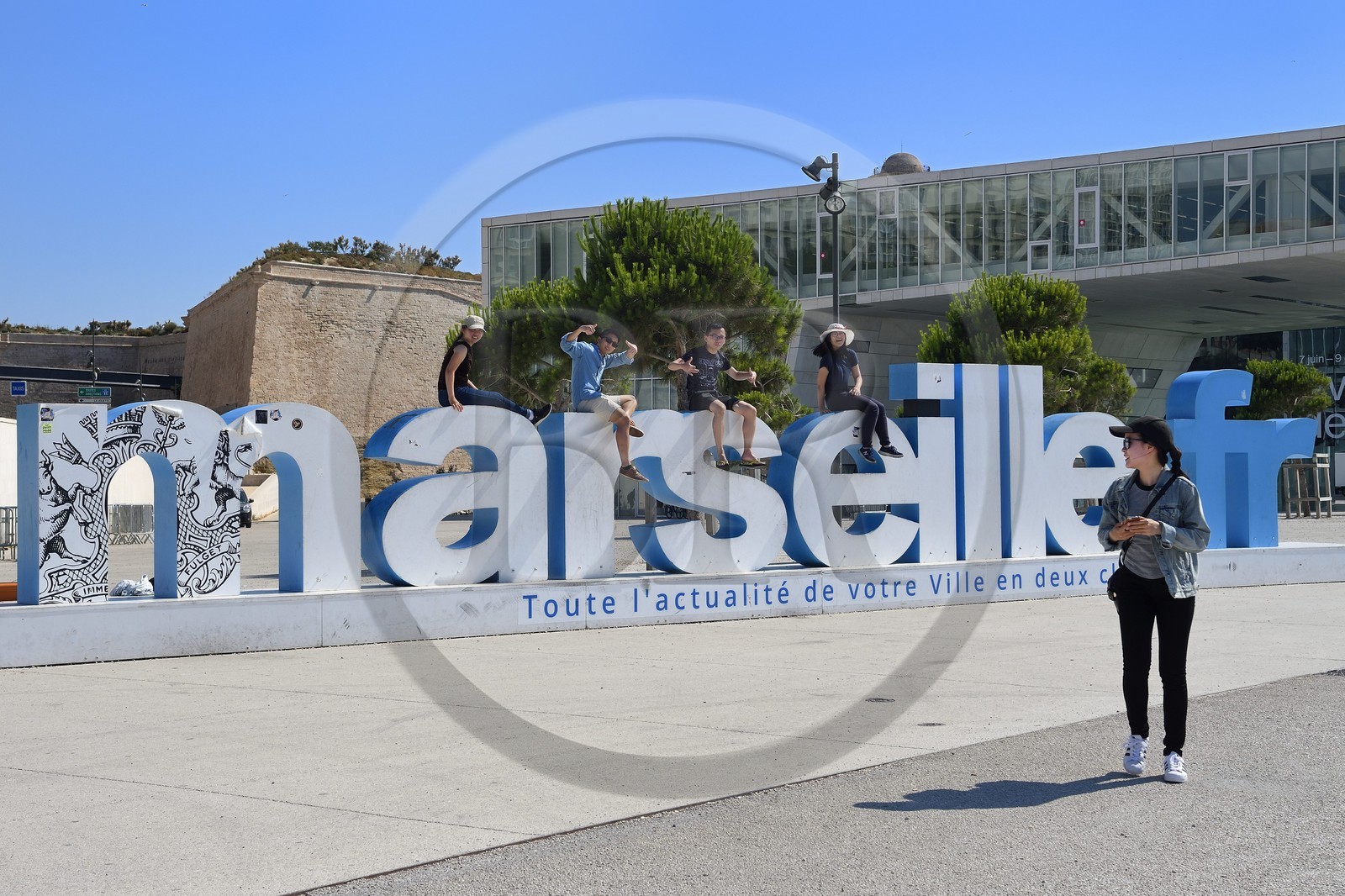 France, Bouches-du-Rhône (13), Marseille, Zone Euroméditerranée, Esplanade J4, touristes asiatiques sur le panneau marseille.fr et La Villa Méditerranée de l'architecte Stefano Boeri en arrière plan