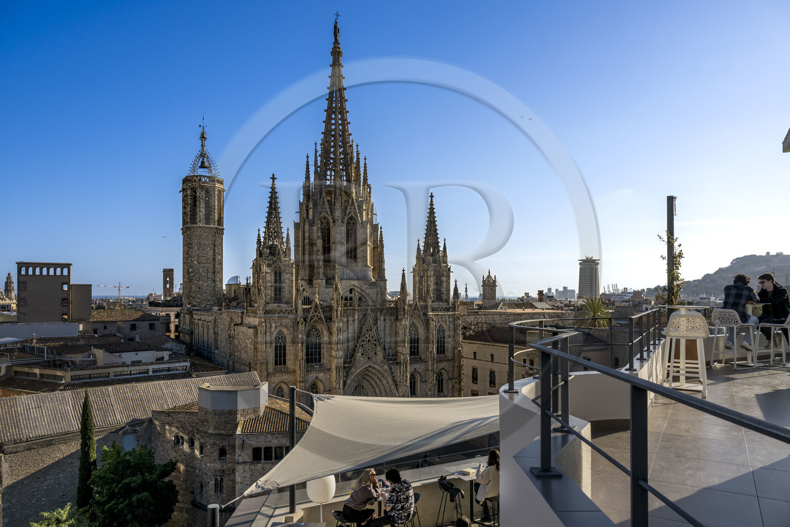 Espagne, Catalogne, Barcelone, quartier Barrio Gotico, cathédrale basilique métropolitaine de la Sainte-Croix et de Sainte Eulalie vue depuis le rooftop de l'Hotel Colon Barcelona