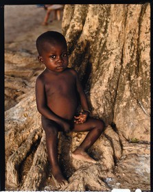 Burkina Faso, province de Poni, pays des Lobi, Loropéni, petit garçon Lobi