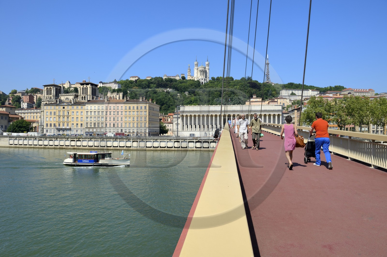 France, Rhône (69), Lyon, site historique classé Patrimoine Mondial de l'UNESCO, Vieux Lyon, passerelle sur la Saône menant au palais de justice et la basilique Notre Dame de Fourvière en arrière plan