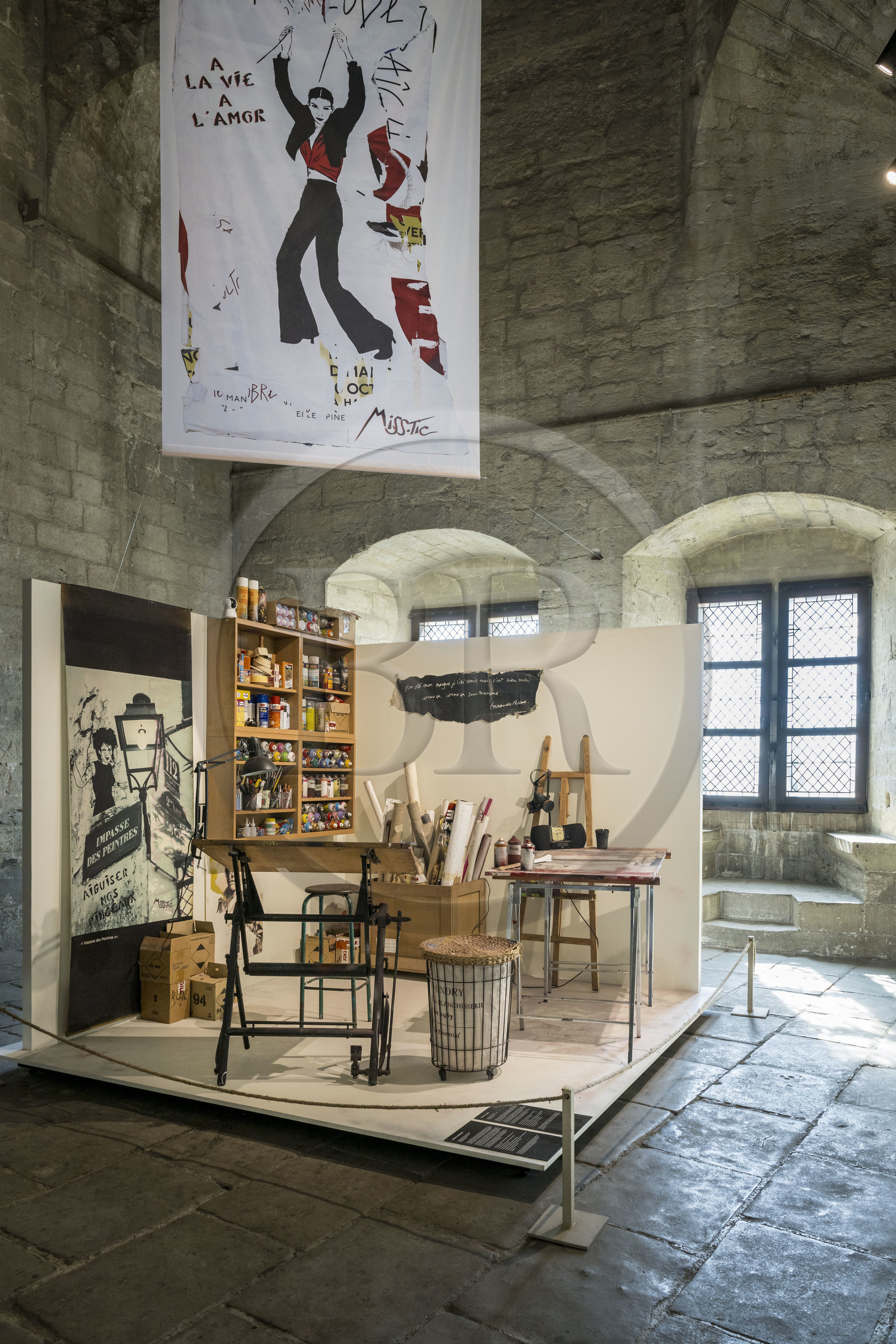France, Vaucluse (84), Avignon, Palais des Papes classé Patrimoine mondial de l'UNESCO, reconstitution de l'atelier de l'artiste de street art Miss.Tic connue pour ses œuvres au pochoir à l'occasion de son exposition A la vie, à l’amor en 2024