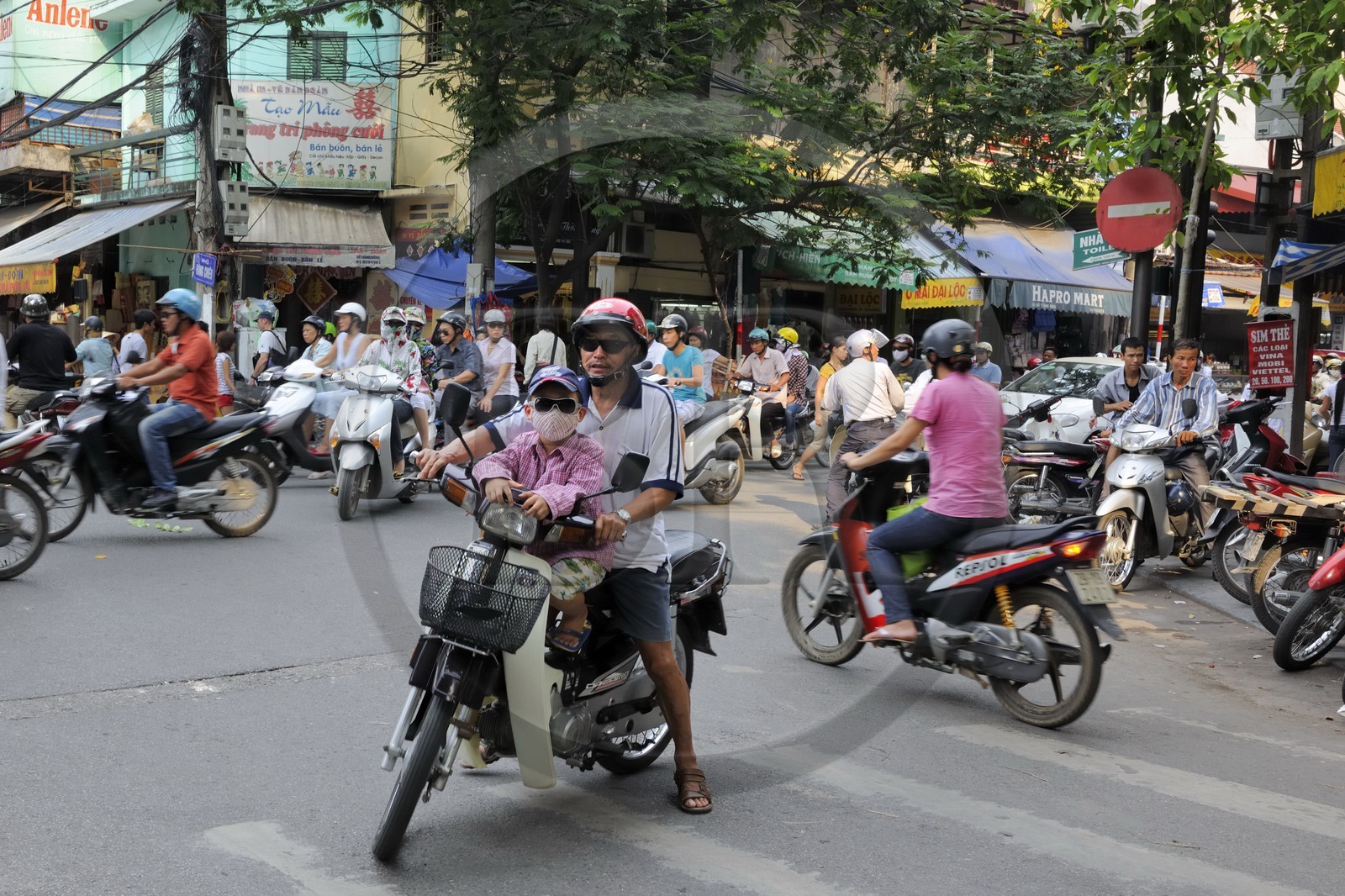 Vietnam, Hanoï, circulation en moto dans la vieille ville