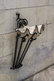 Espagne, Catalogne, Barcelone, quartier de l'Eixample, basilique de la Sagrada Familia de l'architecte du modernisme catalan Antoni Gaudi classée Patrimoine Mondial de l'UNESCO, bénitier en forme de conque