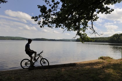 France, Nièvre (58), lac des Settons, découverte à vélo
