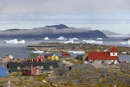Groenland, ville de Nanortalik au sud du pays et icebergs dans la baie