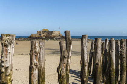 France, Ille et Vilaine, Cote d'Emeraude (Emerald Coast), Saint Malo, Fort National designed by Vauban and built by Siméon Garangeau from 1689 to 1693, Eventail beach at low tide with its wooden breakwaters