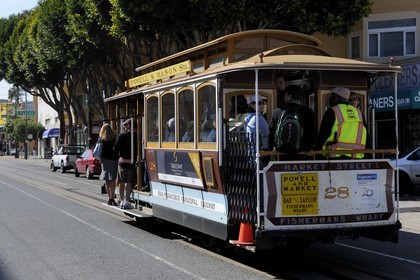 Etats-Unis, Californie, San Francisco, Cable car à l'angle de Columbus avenue et Lombard street dans le quartier de North Beach