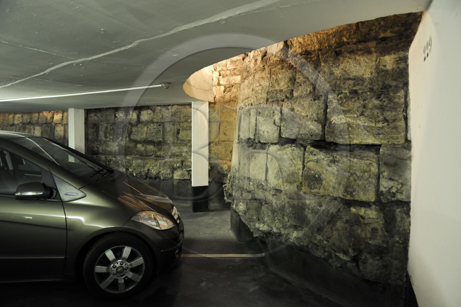 France, Paris (75), vue de la base d'une tour de l’enceinte de Philippe Auguste dans un parking souterrain rue Mazarine