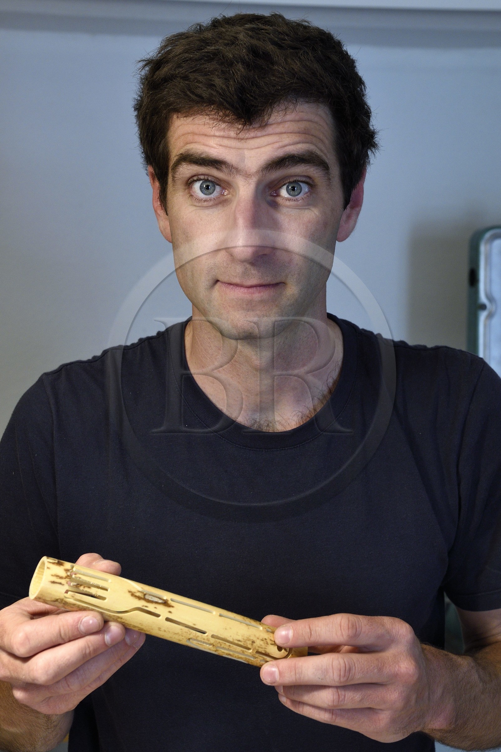 France, Var (83), Toulon, ancien quartier du petit Chicago devenu quartier des Arts, le designer Antoine Boudin dans son atelier, inventeur notamment du kit de couverts en canne de Provence