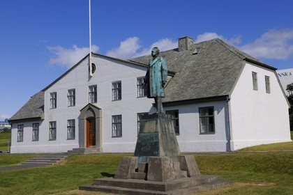 Islande, Reykjavik, statue représentant Hannes HAFSTEIN du sculpteur Einar JONSSON devant la maison du premier ministre