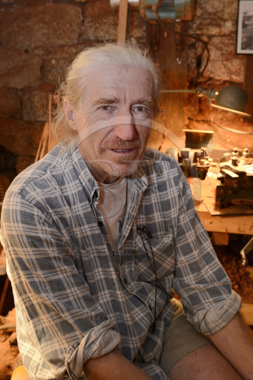 France, Corse-du-Sud (2A), région de Sartène, Fozzano, Jeff Nicolier dans son atelier de pipier-tourneur