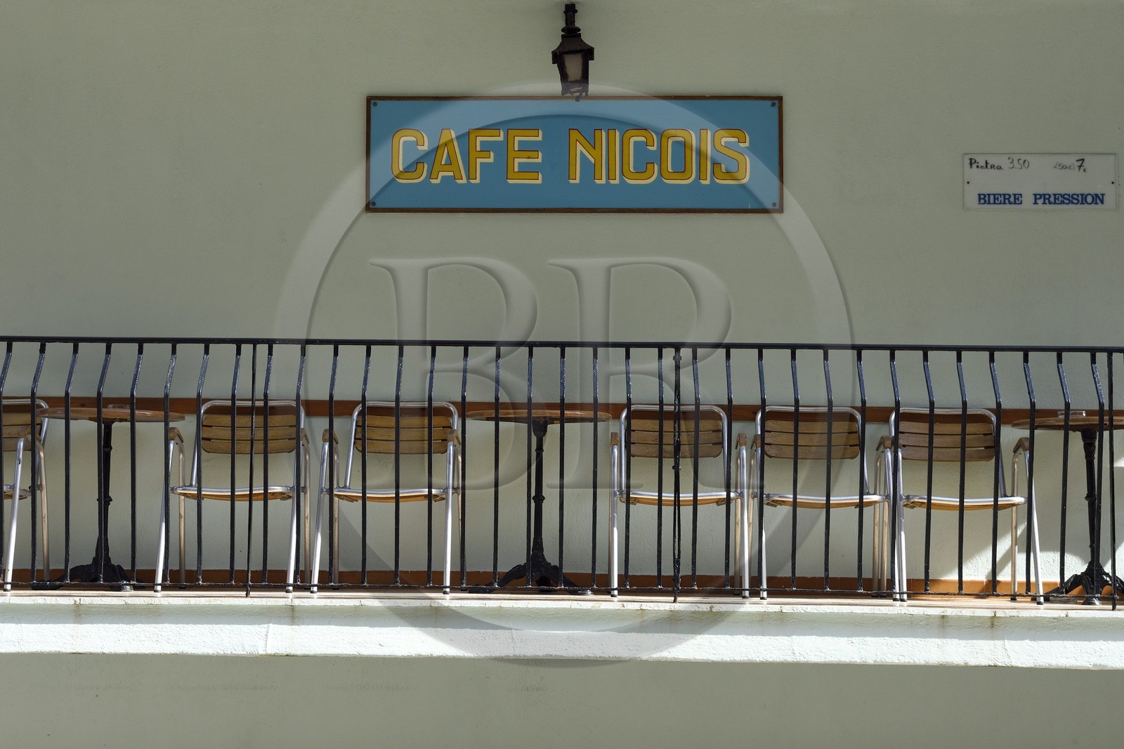 France, Corse-du-Sud (2A), Bonifacio, Ville Haute, Café Nicois dans la rue Fred Scamaroni