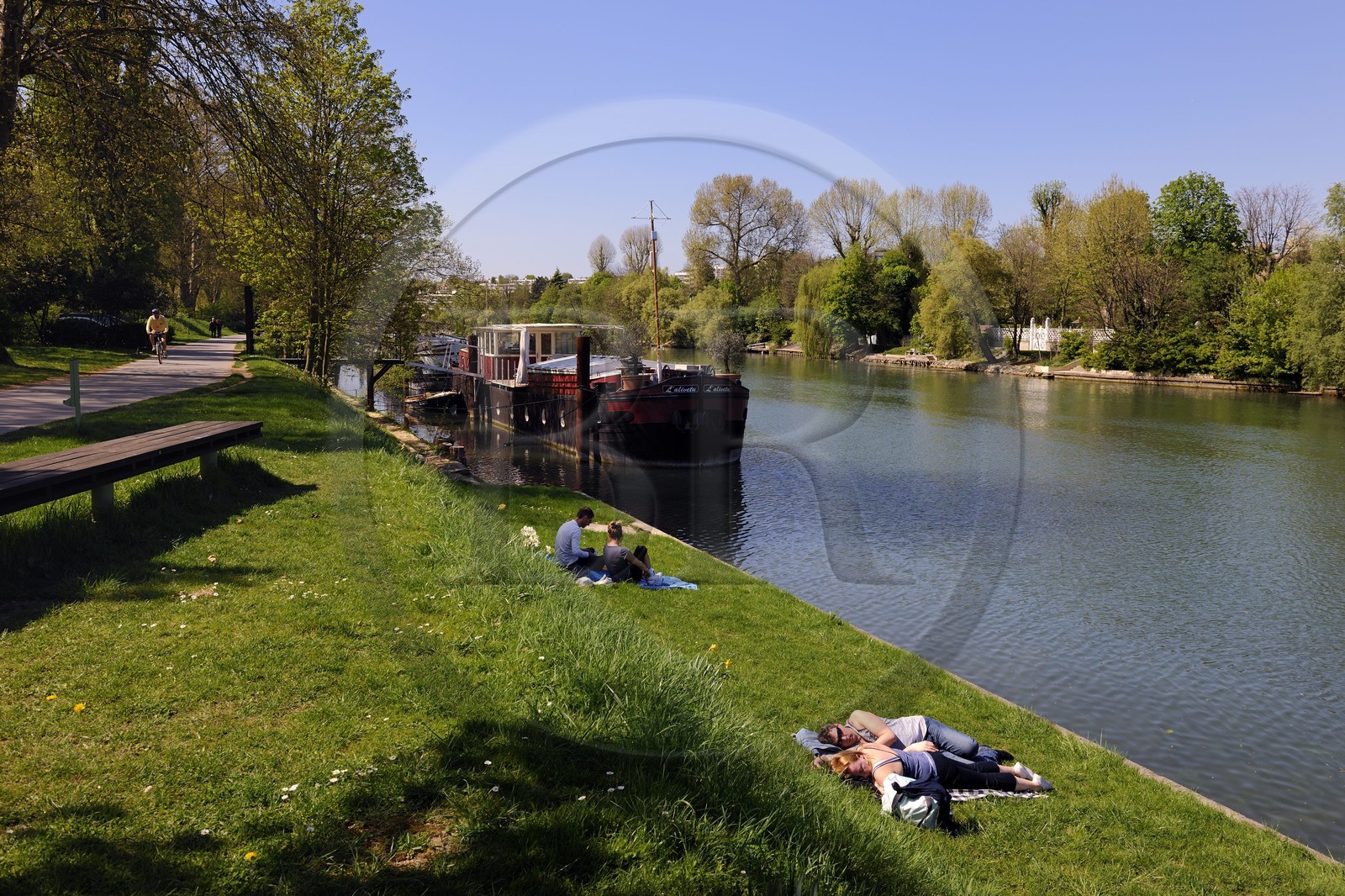 France, Val-de-Marne (94), les bords de Marne, la promenade de Polangis à Champigny-sur-Marne et une péniche maison amarrée à l'année