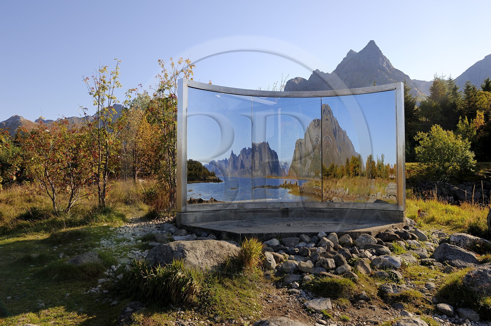 Norvège, Nordland, Iles Lofoten, oeuvre de Dan Graham sur l'ile de Vagan, vue en reflexion des montagnes de l'ile de Vestvagoy