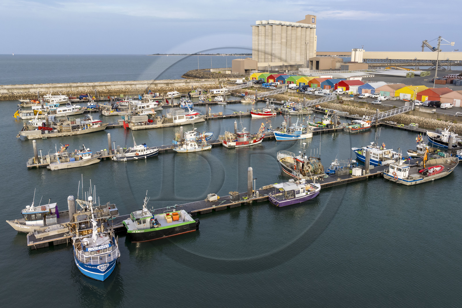 France, Charente-Maritime (17), La Rochelle, Port de pêche de Chef de Baie, le bassin des coureauleurs et le Port de commerce de La Pallice en arrière plan (vue aérienne)