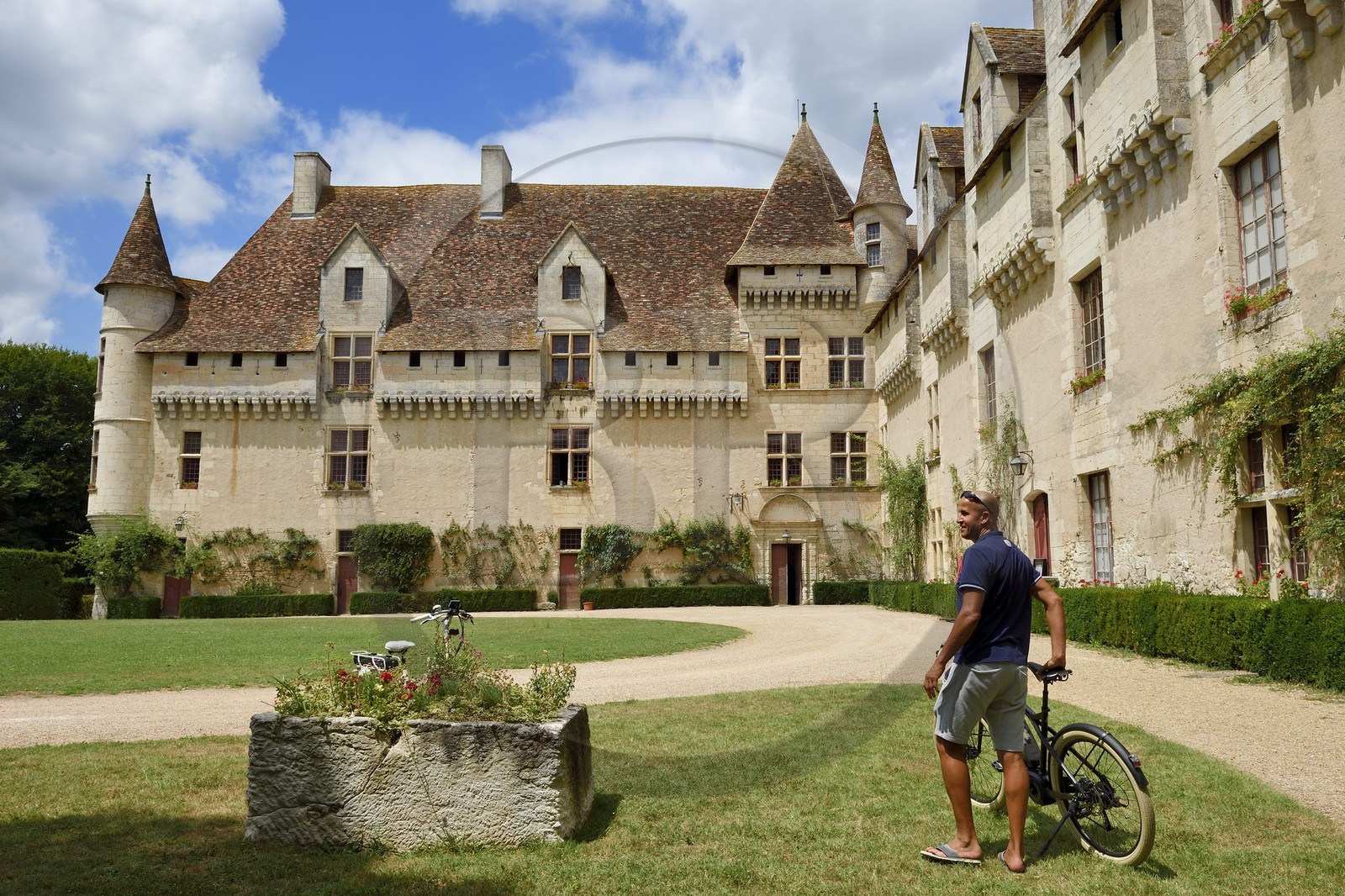 France, Dordogne (24), Périgord Blanc, Neuvic, chateau de Neuvic en bordure de la rivière L'Isle que longe la Véloroute Voie verte