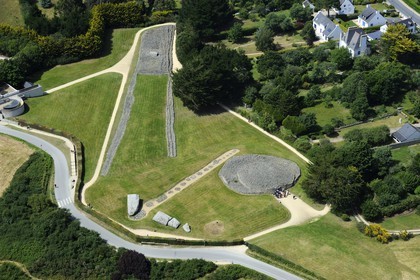 France, Morbihan (56), Golfe du Morbihan, Locmariaquer, le tumulus d'Er Grah, le grand menhir brisé d'Er Grah et le cairn de la Table des Marchands (vue aérienne)