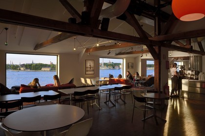 Suède, Stockholm, île de Södermalm, le Musée de la photographie Fotografiska, le bar au dernier étage offre l'une des plus belles vues sur la ville