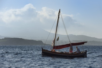 France, Var (83), barque traditionnelle de peche appelée pointu au large de Sanary-sur-Mer