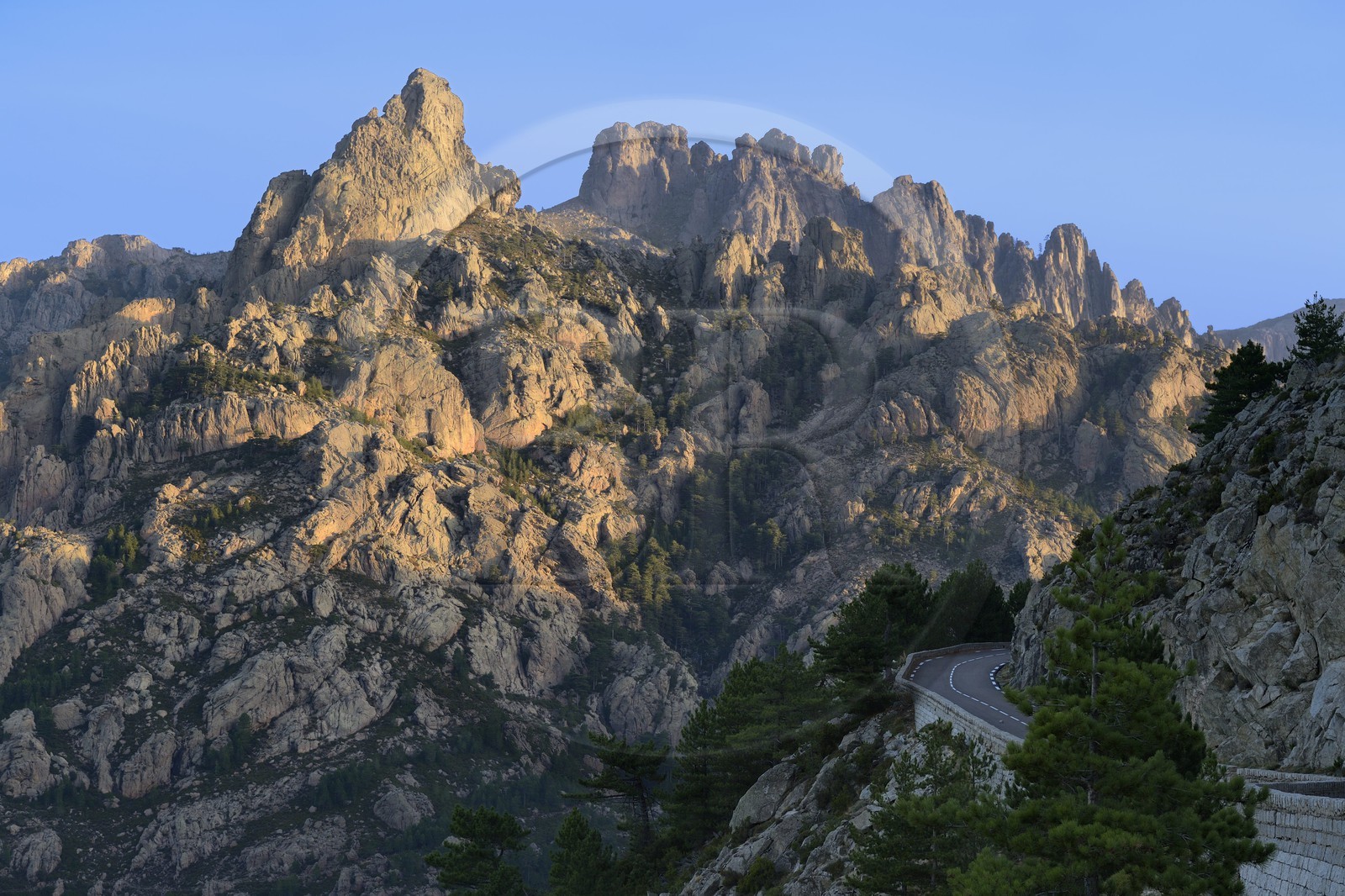 France, Corse-du-Sud (2A), Alta Rocca, Aiguilles de Bavella, route qui mêne au Col de Bavella