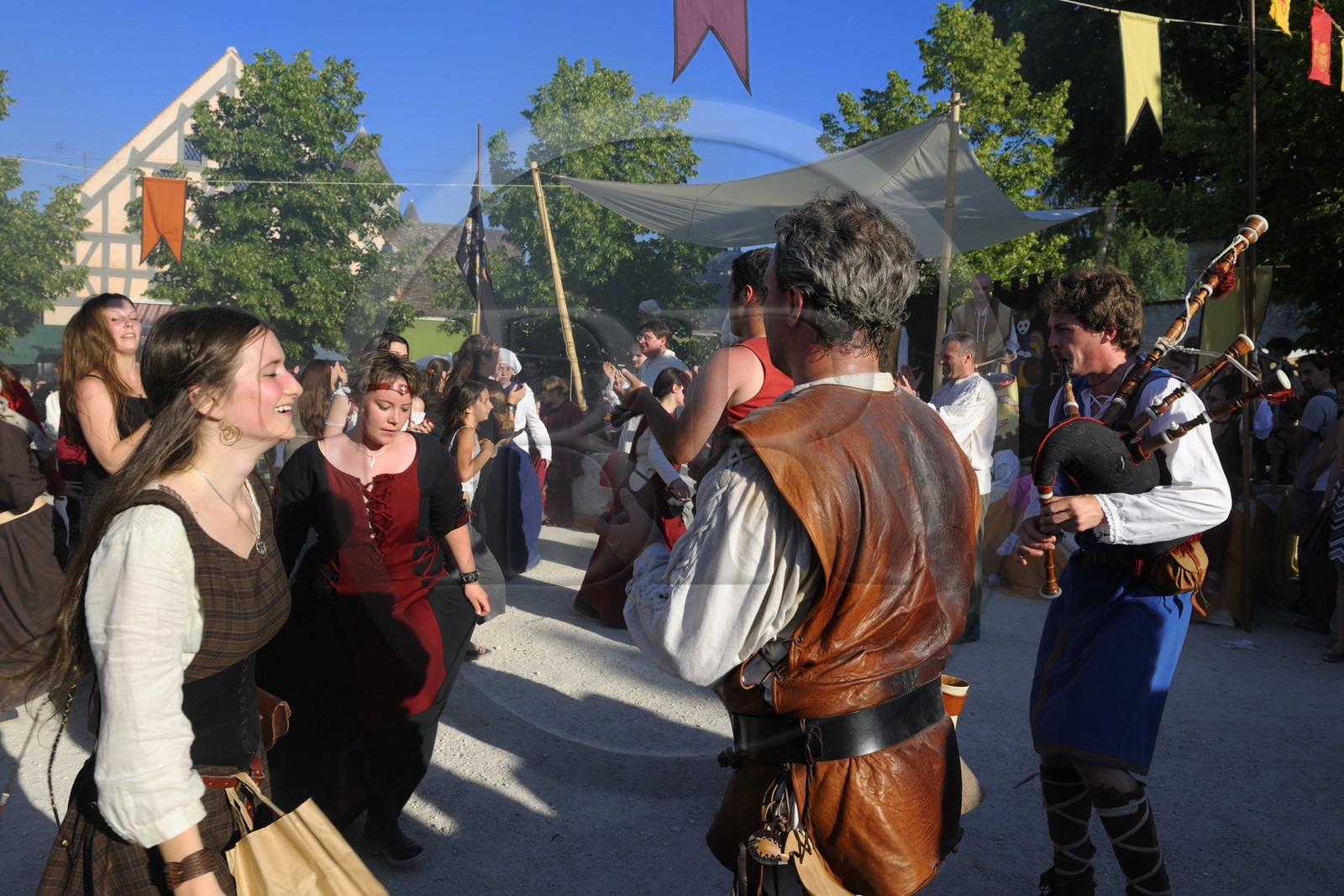 France, Seine et Marne (77), Les Médiévales de Provins, ville classée Patrimoine Mondial de l'UNESCO, bal sur la place du Châtel