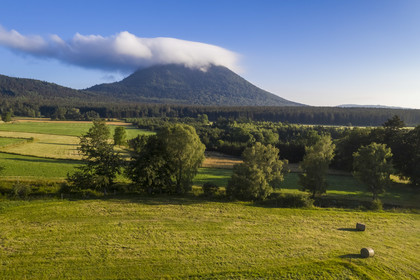 France, Puy-de-Dôme (63), Parc Naturel Régional des Volcans d'Auvergne, Chaine des Puys classée Patrimoine Mondial de l’UNESCO, le volcan Puy de Dôme dont le sommet est dans les nuages (vue aérienne)