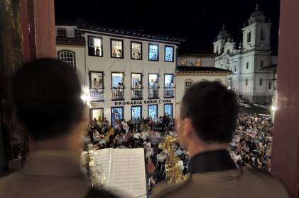 Brésil, Etat du Minas Gerais, ville de Diamantina, centre historique classé Patrimoine Mondial de l 'UNESCO, à l'occasion d'un grand concert de rue bi mensuel, les deux ochestres de la ville jouent perchés aux fenêtres entourant la petite place (Route de l'or, Estrada Real)