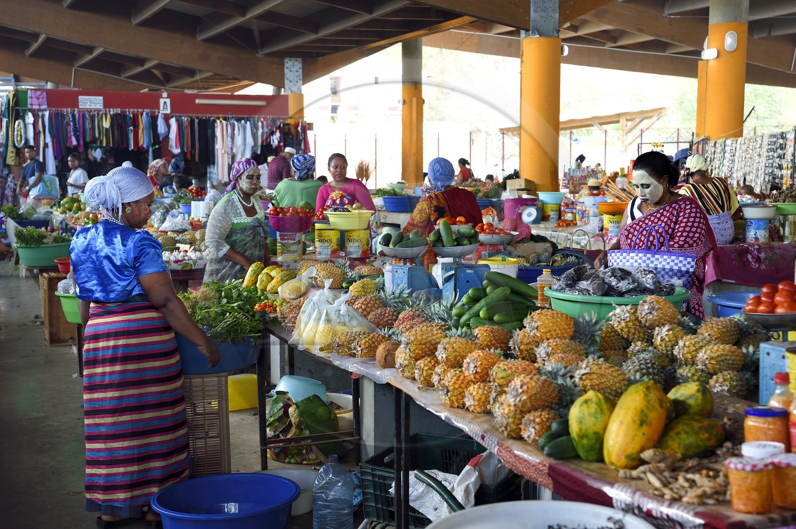 France, Ile de Mayotte, Grande-Terre, Mamoudzou, grand marché central au port, femmes mahorais portant un masque de beauté au bois de santal (le m'sindzano) derrière leurs étals de fruits et légumes