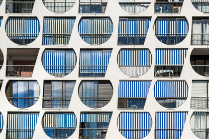 France, Hérault (34), La Grande-Motte, labellisé patrimoine du XXème siècle, quartier du port, facade de l'immeuble Le Delta des architectes Jean Balladur et Jean-Bernard Tostivint