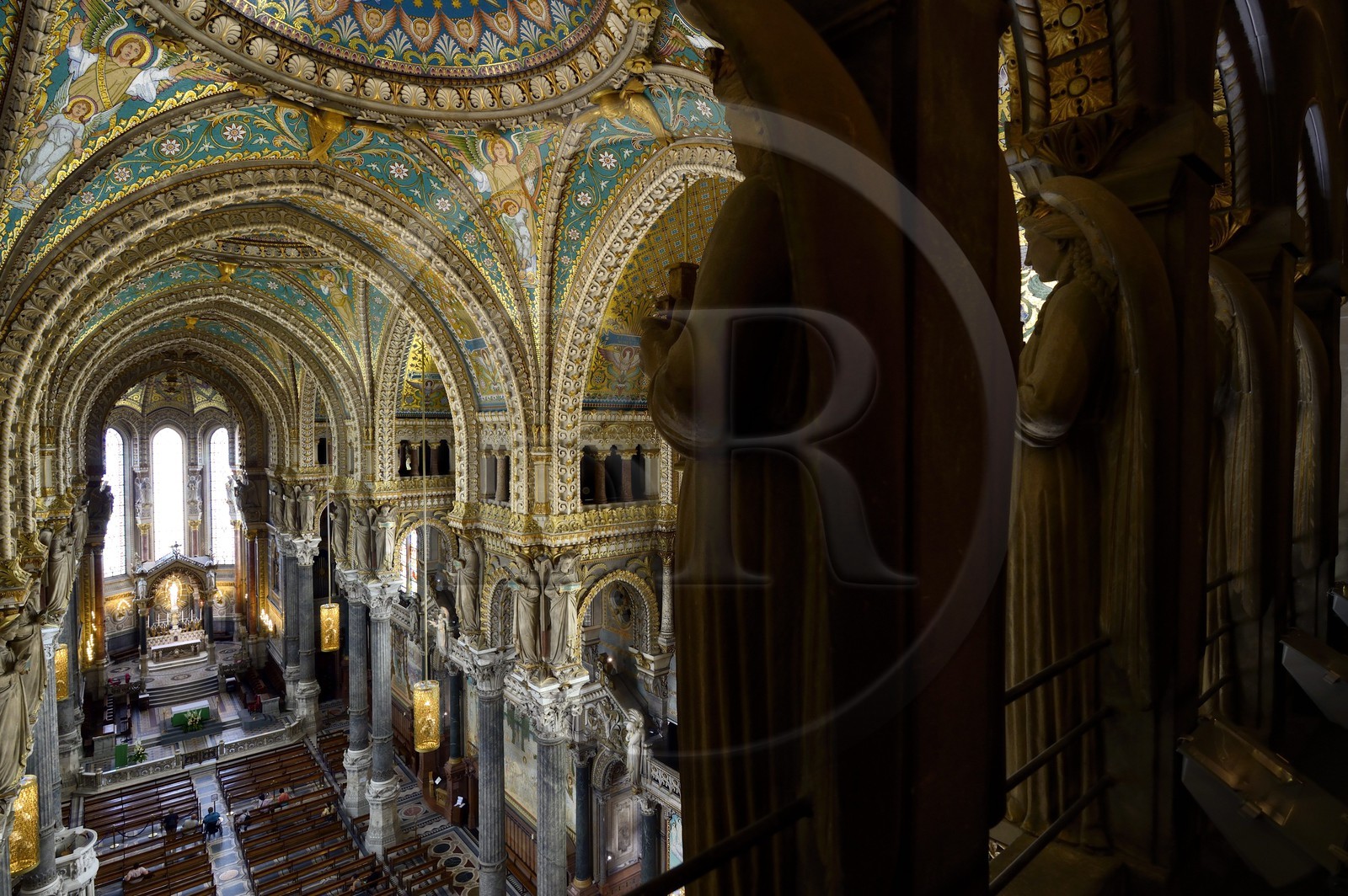 France, Rhône (69), Lyon, site historique classé Patrimoine Mondial de l'UNESCO, Basilique Notre Dame de Fourvière, la nef depuis la galerie intérieure