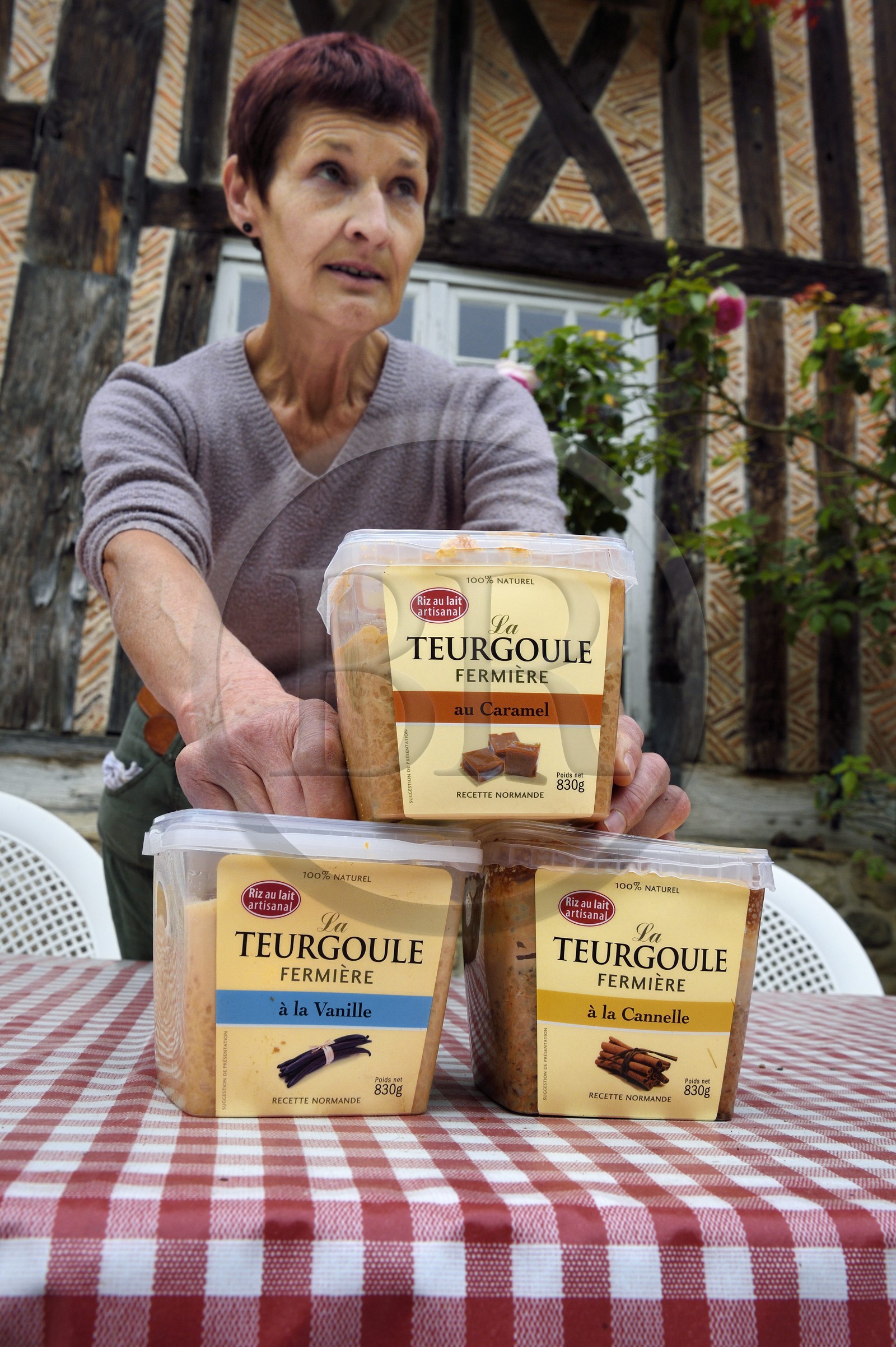 France, Calvados (14), Pays d'Auge, Cambremer, la ferme des Mondeaux, Nicole et Jacques Sablery producteurs de Teurgoule, dessert fait de riz au lait sucré généralement parfumé à la cannelle