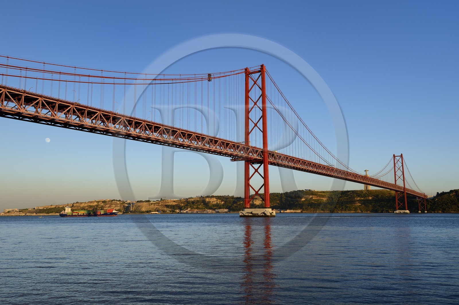 Portugal, Lisbonne, le pont du 25 de Abril sur le Tage et le  le Cristo Rei (Christ Roi)