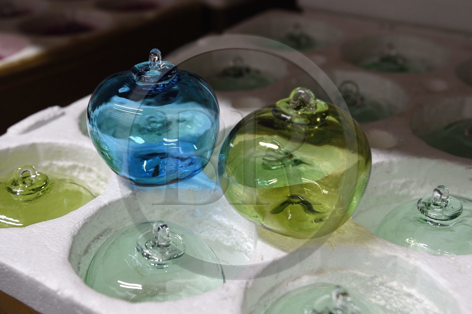 France, Moselle (57), Meisenthal, Centre international d’Art verrier (CIAV), boules de Noël en verre en forme de pomme