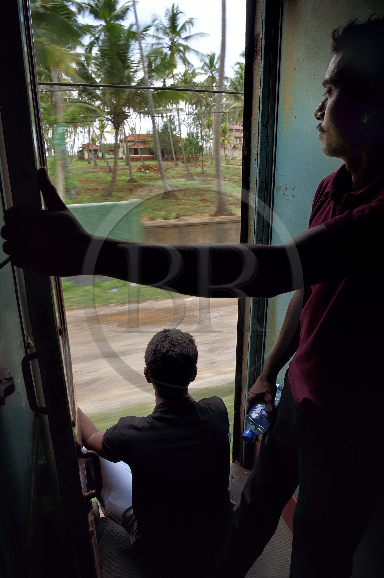 Sri Lanka, Province de l'Ouest, train de Galle à Colombo vers Wadduwa, le train roule avec portes ouvertes