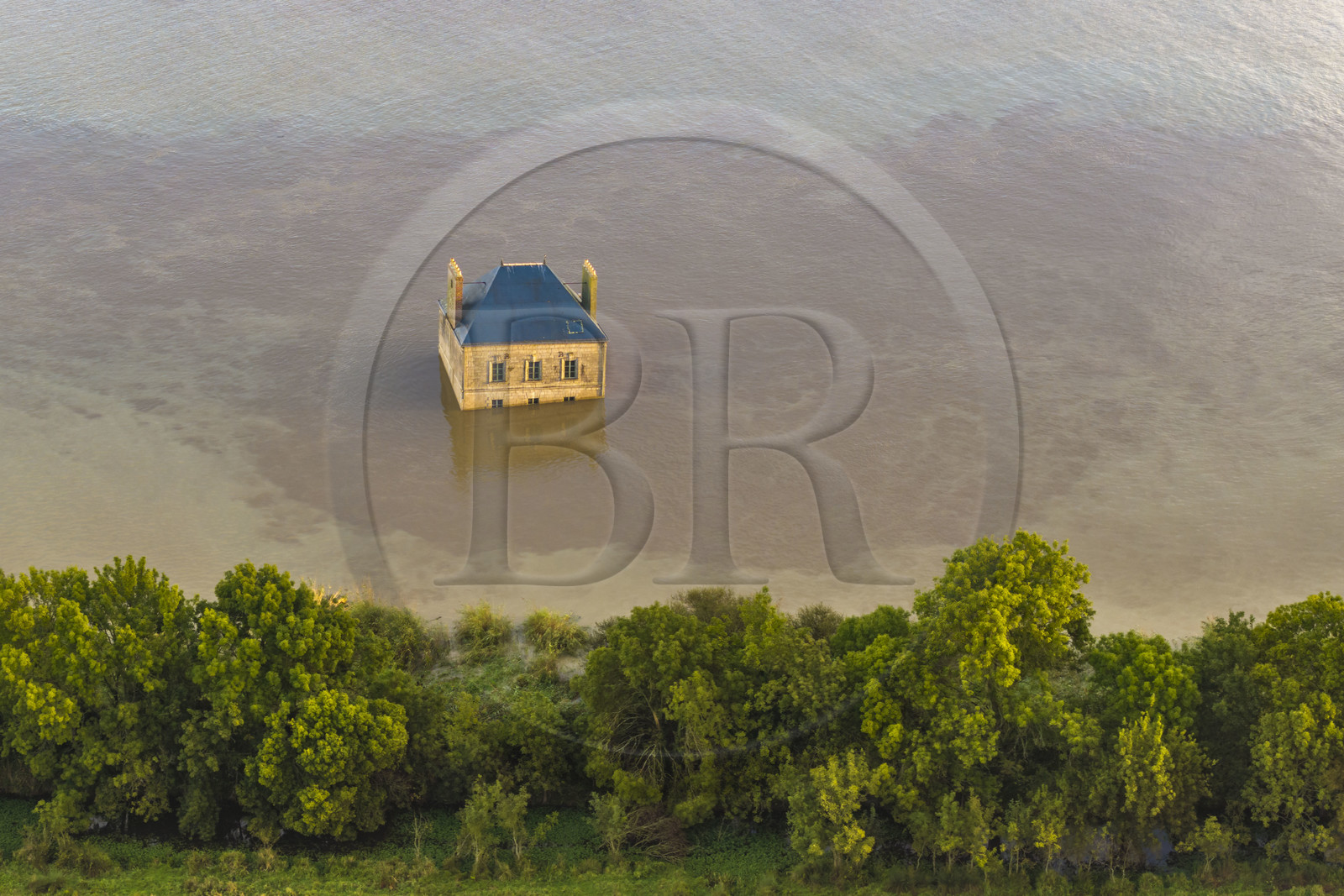 France, Loire-Atlantique (44), Couëron, collection d'art contemporain à ciel ouvert Estuaire, La Maison dans la Loire réalisé par l'artiste Jean-Luc Courcoult (vue aérienne)