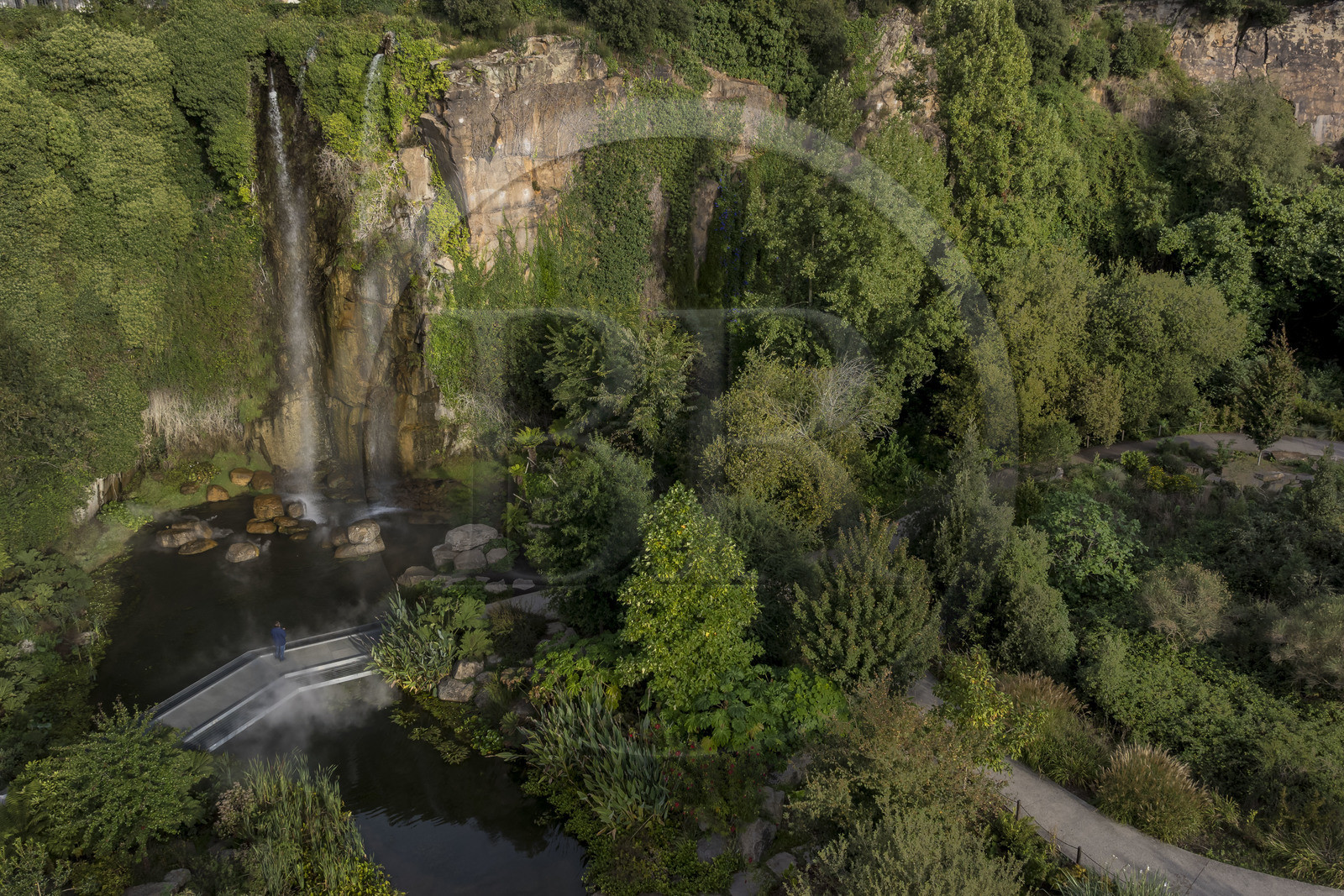 France, Loire-Atlantique (44), Nantes, quartier de Chantenay, le Jardin Extraordinaire, parc public situé dans l'ancienne Carrière de Miséry avec sa cascade artificielle de 25 m de haut (vue aérienne)