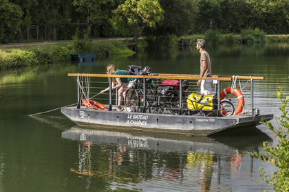 France, Deux-Sèvres (79), le Marais Poitevin, la Venise Verte, Magné, randonnée à bicyclette, passage de la Sèvre Niortaise à sur un des bateaux à chaines en libre accès