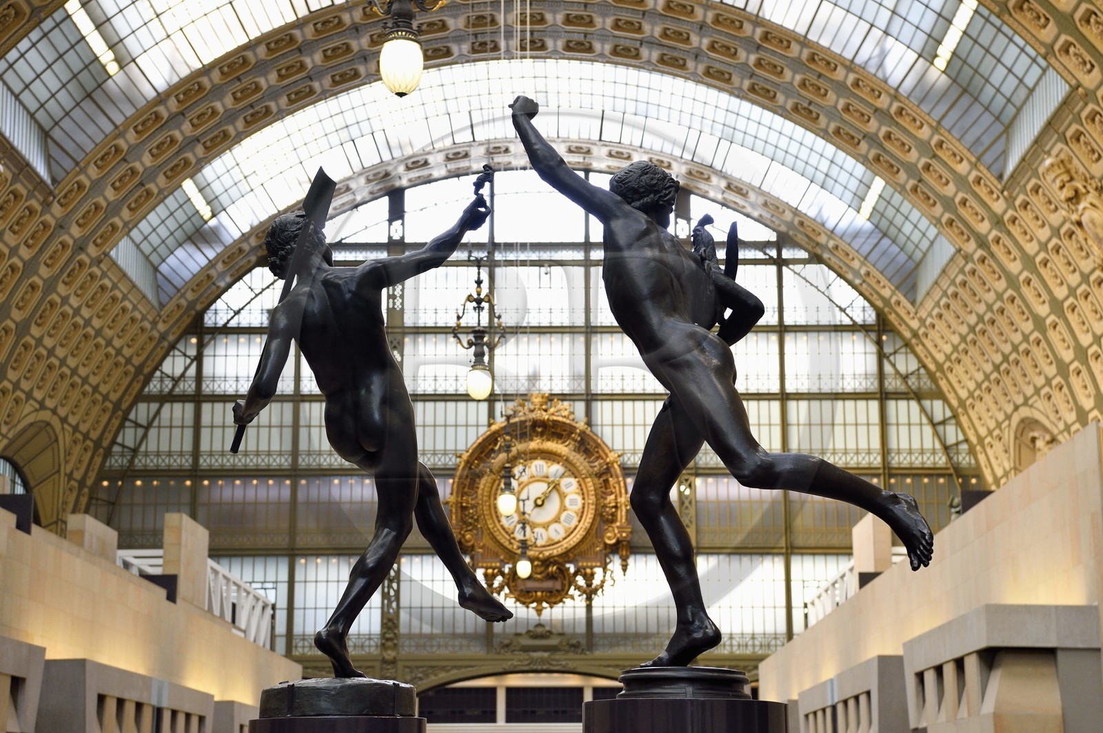 France, Paris (75), le musée d'Orsay, sculpture Une trouvaille à Pompei (1863) de Hippolyte Moulin à gauche et sculpture Vainqueur au combat de coq (1864) de Alexandre Falguière à droite