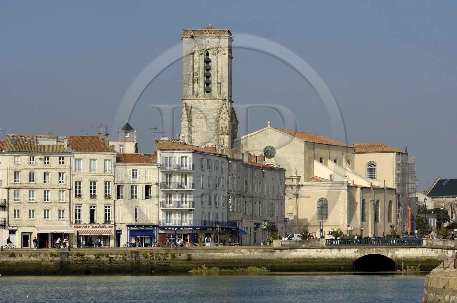France, Charente-Maritime (17), La Rochelle, le Vieux Port, le quai Duperré et église Saint-Sauveur